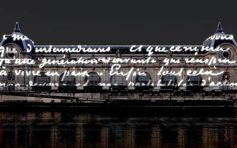 Jenny Holzer – J'ai vu: light projections on the Musée d'Orsay façade